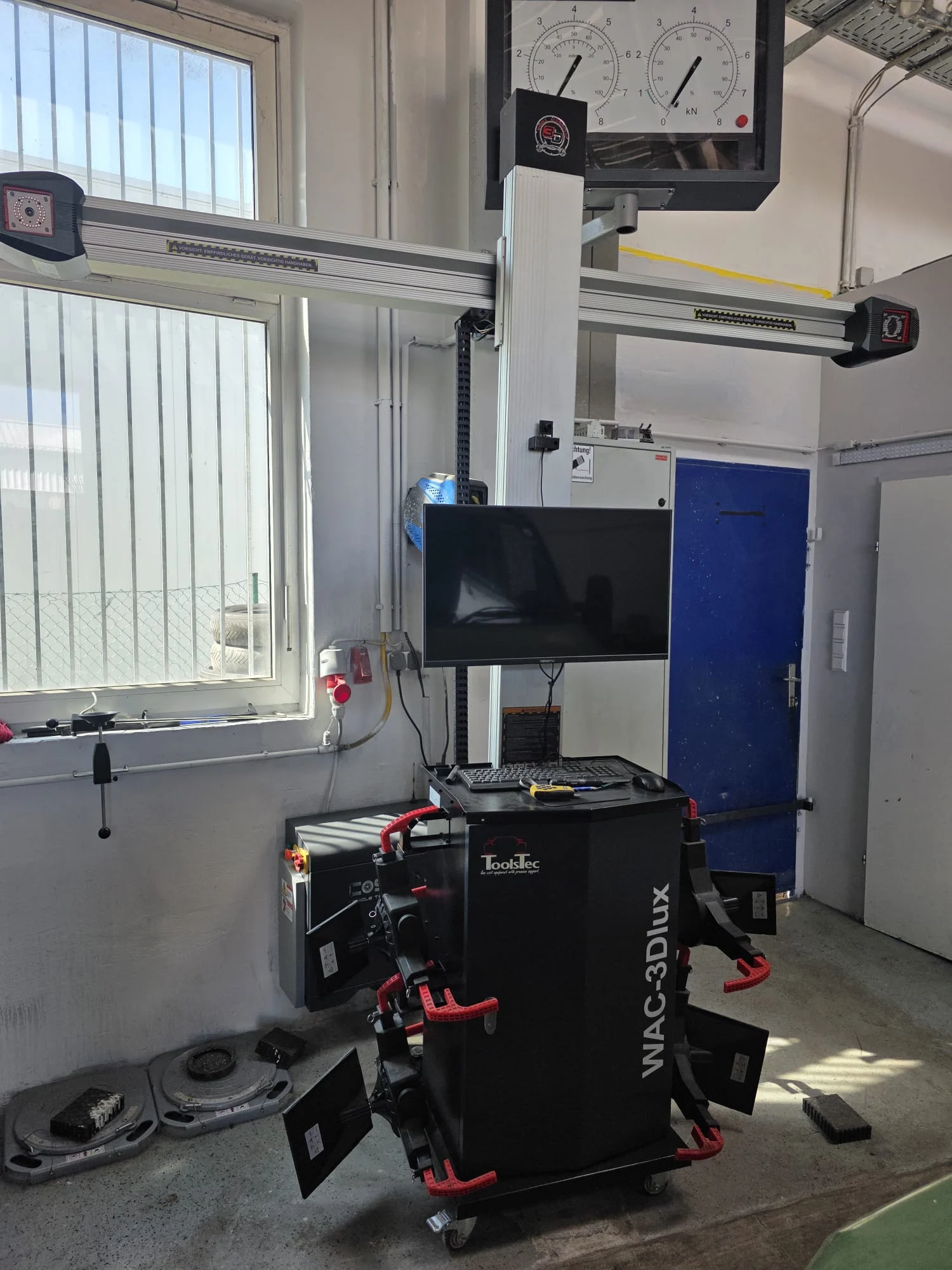 3D Achsmessgerät — Messeinheit mit Kameras und Bedienkonsole