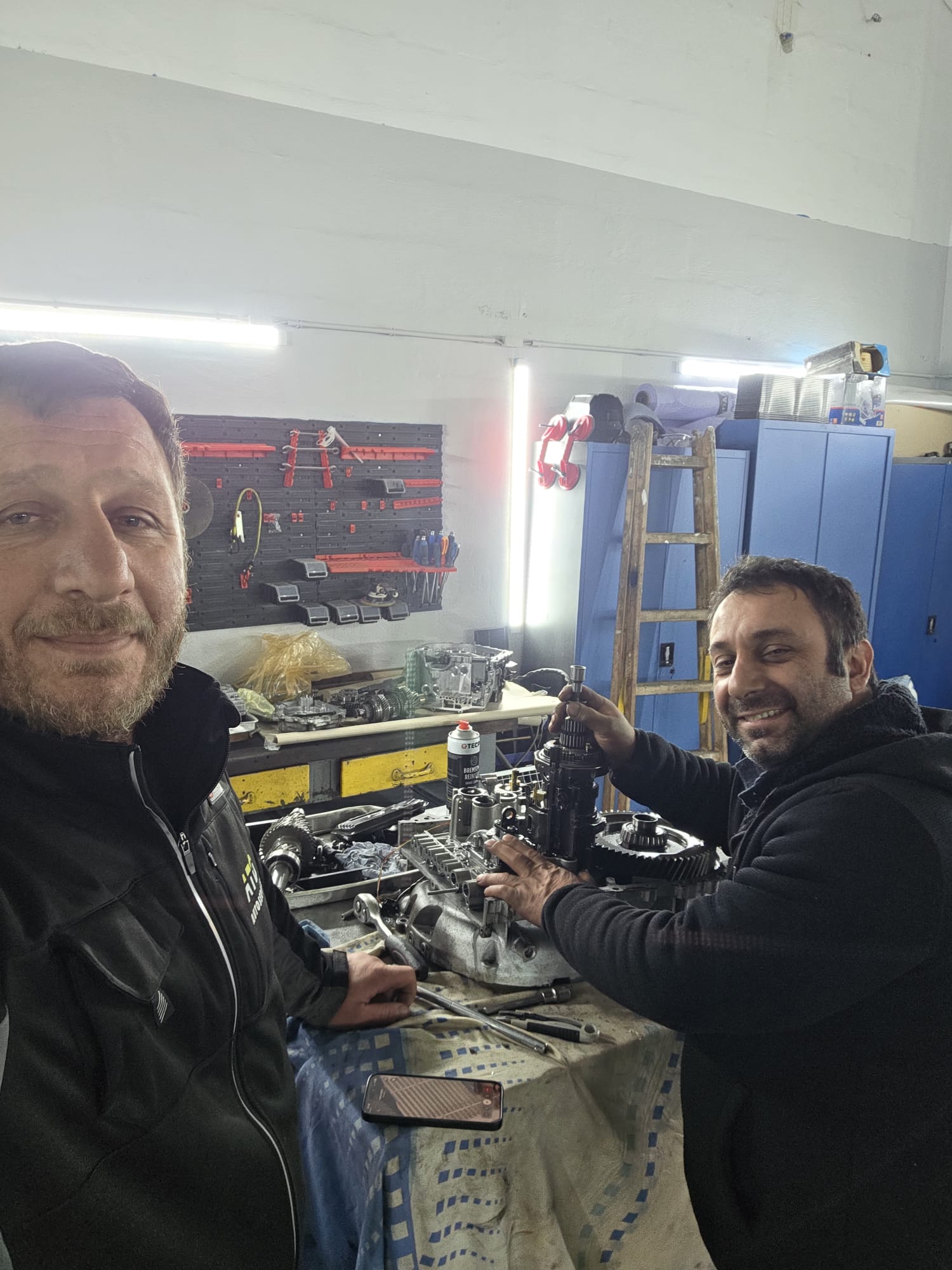 Sefer & Ahmet am Getriebe